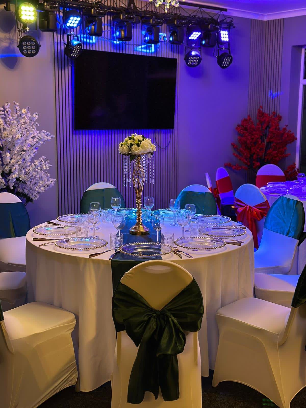 Sala Gold — Traversă verde, mese rotunde