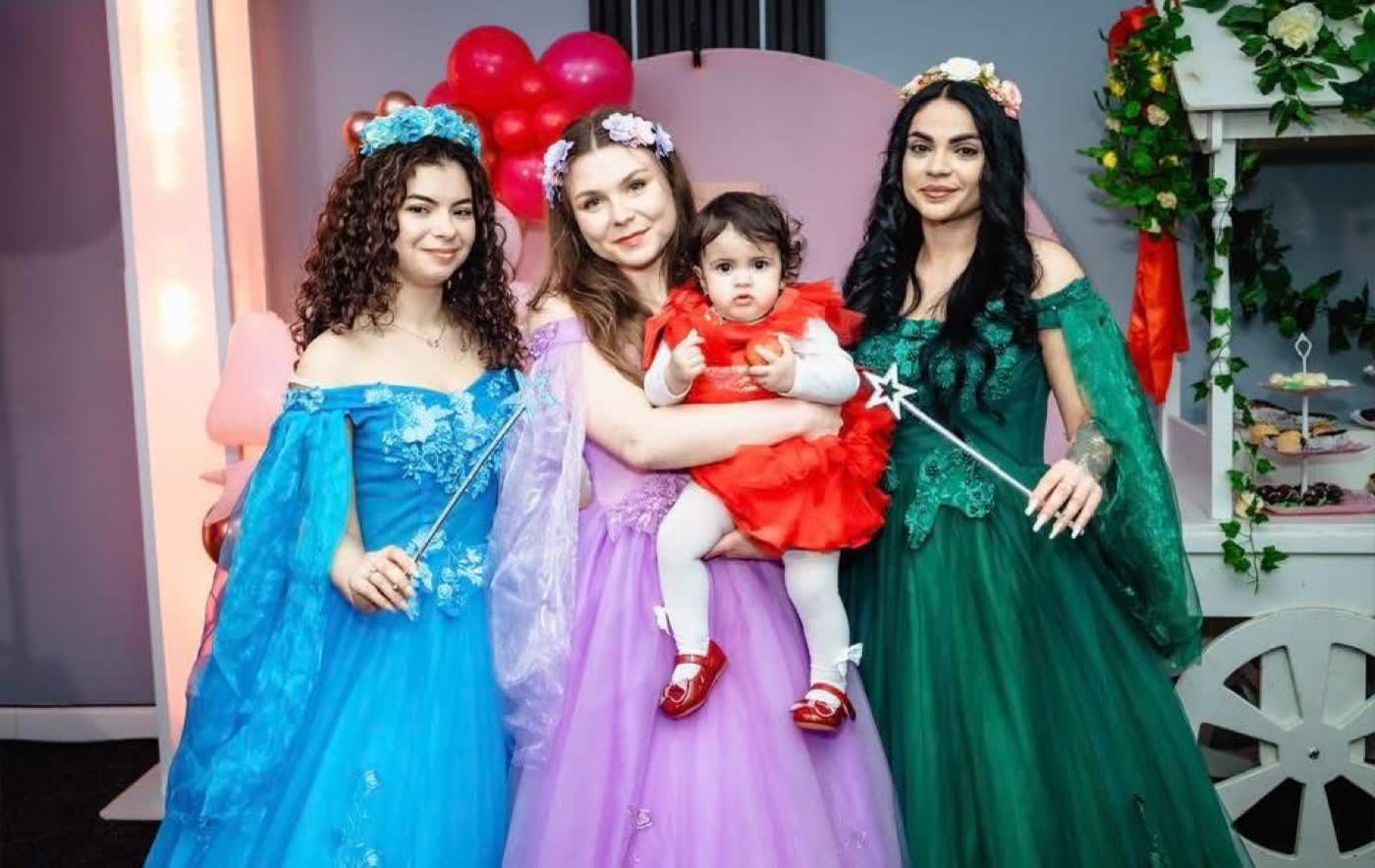 Ursitoarele lângă tortul și decorul evenimentului